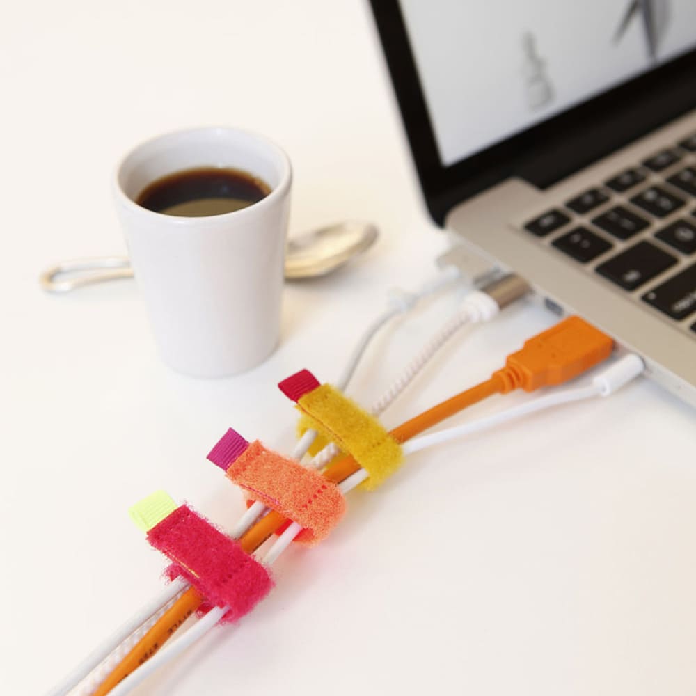 Mini sujetadores para cables de velcro Kikkerland™ multicolor, 8 piezas