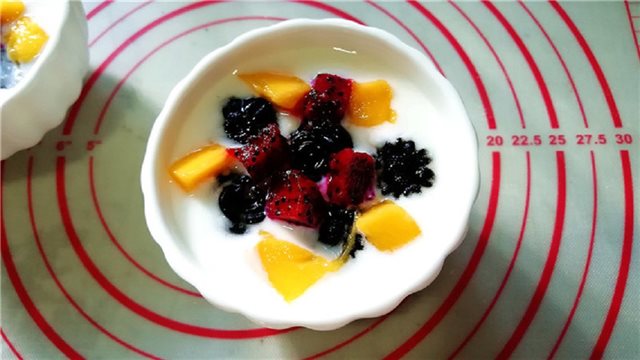 Sữa Chua Trộn Sương Sáo Và Trái Cây