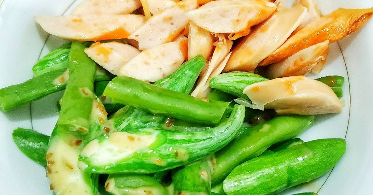 Salad lặc lè, đậu cove và xúc xích