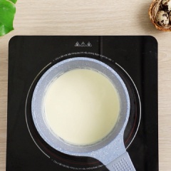 Tán nhuyễn 6 viên phô mai con bò cười, rồi cho vào hỗn hợp trên, tiếp tục khuấy đều đến khi phô mai tan hoàn toàn và tạo thành một hỗn hợp mịn mượt.