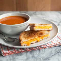 Nhẹ nhàng trở mặt sandwich. Hai mặt sandwich đều vàng đều thì gắp ra và thưởng thức!