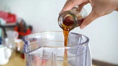 Dùng máy xay sinh tố, cho đá, 50gr bột trà sữa, 60ml trà đen, 40ml kem tươi. Xay đến khi nguyên liệu hòa quyện, mịn mượt.