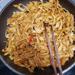 Bắc chảo lên bếp, cho 1/2 gà ướp vào (1kg gà mình làm 2 lần sẽ vừa chảo và dễ đảo, không bị cháy xém), để lửa nhỏ vừa cho cạn bớt nước. Thỉnh thoảng đảo nhẹ cho gà ngấm đều. Nước cạn thì chỉnh nhỏ lửa, đảo đều tay và liên tục cho gà khô.