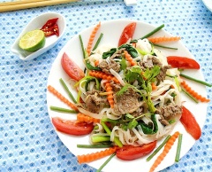 Bày món ăn ra đĩa. Ăn kèm nước tương hoặc tương ớt nếu thích nhé!