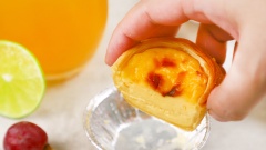 Bánh tart sau khi hoàn thành có mùi thơm khó cưỡng. Với phần vỏ ngàn lớp giòn rụm cùng với phần nhân mềm và thơm, ăn vào thấy ngọt và béo ngậy sẽ khiến cho bạn càng ăn càng mê. Để bảo quản, bạn xếp bánh vào hộp bảo quản thực phẩm Medium Square Round sẽ giúp bánh được giòn và giúp giữ được hương vị như ban đầu.