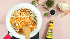 Trên chiếc chảo lúc nãy cho thêm 200gr nấm linh chi trắng, 50gr cà rốt cắt sợi nhỏ vào xào sơ khoảng 2-3 phút cho nấm và cà rốt vừa chín. Tiếp theo cho rong biển vào đảo đều lên, nêm thêm 1 muỗng canh dầu hào Maggi để làm dậy vị cho rau củ. Cuối cùng tắt bếp, cho thịt bò xào và rong nho vào đảo đều lên là hoàn tất.