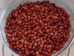 Đậu đỏ vo sạch, ngâm trong nước ấm khoảng 24 giờ đồng hồ cho đậu nở đều.