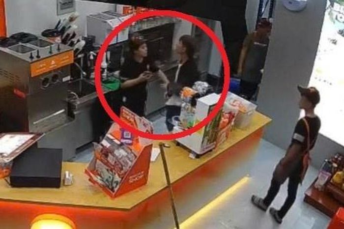 Nữ nhân viên quán trà sữa bị thanh niên lao vào đánh túi bụi - Tạp chí Tri thức