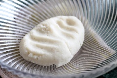 Khi nước sôi, cho 360gr bột mì vào, trộn đều trên lửa nhỏ trong 30 giây, sau đó tắt bếp. Tiếp tục trộn cho đến khi bột thành một khối mịn.