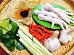 Chân gà chọn mua loại chân gà công nghiệp sẽ nhiều thịt hơn. Chân gà mua về đem bóp kỹ với 1 muỗng canh muối, đem rửa lại vài lần cho sạch sẽ, cắt bỏ phần móng chân sau đó chặt làm đôi. Lá chanh rửa sạch để cho khô ráo, sả xắt khúc dài rồi tước nhỏ, tỏi bóc sạch vỏ, ớt sừng thái khúc ngắn.