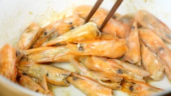 Cho vào nồi 250gr đầu tôm, rang lên cho thơm. Thêm vào nồi 1.5 lít nước, khuấy đều và đun sôi. Hớt bọt dơ để nước dùng tôm trong hơn. Đun khoảng 15 phút thì nhắc xuống.