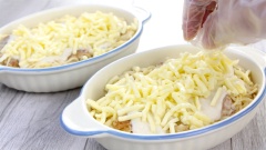 Rưới tiếp 1/2 lượng sốt còn lại lên 2 khuôn mì, phủ phô mai mozzarella bào sợi lên trên mặt rồi đem đút lò nướng 10 phút ở 200 độ.