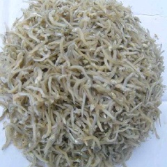 Gạo vo sạch. Khô cá cơm, rửa sạch, để ráo nước.