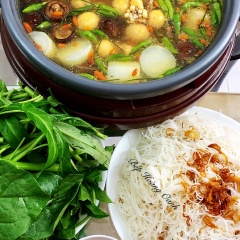 Lẩu gà ớt xiêm xanh: gà ta mềm vừa, nước dùng ngon ngọt thơm nhẹ mùi sả+ ớt xiêm. Thích hợp cho dịp cuối tuần hay nghỉ lễ, quây quần bên gia đình đông vui...Xin mời 💁‍♀️