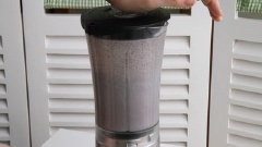 Đặt bánh oreo còn lại vào đều các khuôn. Khi hỗn hợp kem đã mịn thì rót vào những khuôn kem que, bảo quản trong ngăn đông cho đến khi kem đông cứng lại là có thể dùng.