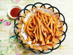 Khi ăn có thể rắc chút muối tiêu hoặc chấm cùng tương ớt, tương cà đều rất ngon. Khoai tây que chiên giòn nên chọn các củ khoai tây có kích thước to, dài để que khoai tây cắt ra có kích cỡ đẹp mắt hơn. Đặc biệt có bơ nên món khoai tây chiên càng thêm thơm béo và hấp dẫn.