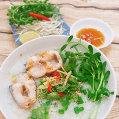 Cho giá vào tô, múc cháo lên trên. Cho hành lá, ngò rí, gừng vào tô. Rắc thêm ít tiêu cho thơm. Xếp cá lên cháo hoặc để riêng ngoài dĩa đều được. Khi ăn cho một ít rau đắng vào tô cháo mới nấu vẫn còn đang nghi ngút khói. Sau cái hậu nhân nhẫn của rau đắng là miếng cá mềm ngọt, chắc thịt. Hương vị mộc mạc của món ăn đồng quê thôi nhưng cứ làm người ta nhung nhớ mãi không quên.