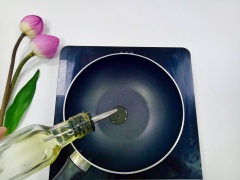 Bắc chảo lên bếp, cho vào 2 muỗng canh dầu ăn, sau đó cho hỗn hợp rau củ đã cắt vào đảo đều khoảng 3 phút. Kế đến nêm nếm nước sốt với 1/4 muỗng cà phê muối, 1 muỗng canh hạt nêm, 1 muỗng canh đường, 2 muỗng canh nước tương, 2 muỗng canh ớt sa tế và 10gr hẹ lá băm nhuyễn. Đảo đều tay khoảng 5 phút cho rau củ thấm đều gia vị.