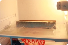 Cuối cùng rây 120g bột mì vào thố bơ, dùng kỹ thuật flod để trộn bột bánh quy bơ thành hỗn hợp đồng nhất. Cho hỗn hợp làm bánh quy bơ nướng vào khuôn, bọc màng thực phẩm lại, đặt vào ngăn mát tủ lạnh khoảng 1-3 giờ đồng hồ để được làm cứng nhé.