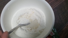 Đầu tiên chúng ta sẽ làm bột chiên giòn nhúng nấm. Cho bột chiên giòn vào tô, cho từ từ nước lạnh vào tô bột rồi khuấy đều đến khi hỗn hợp đặc sệt, nặng tay. Nếu pha bột quá loãng sẽ làm nấm khi chiên không bám bột, không giòn nhé các bạn.