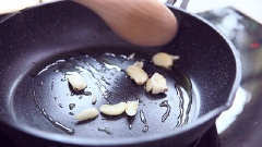 Làm nóng chảo với 1 muỗng canh dầu, cho tỏi vào phi thơm. Sau đó trút thịt vào đảo nhanh tay trên lửa vừa.