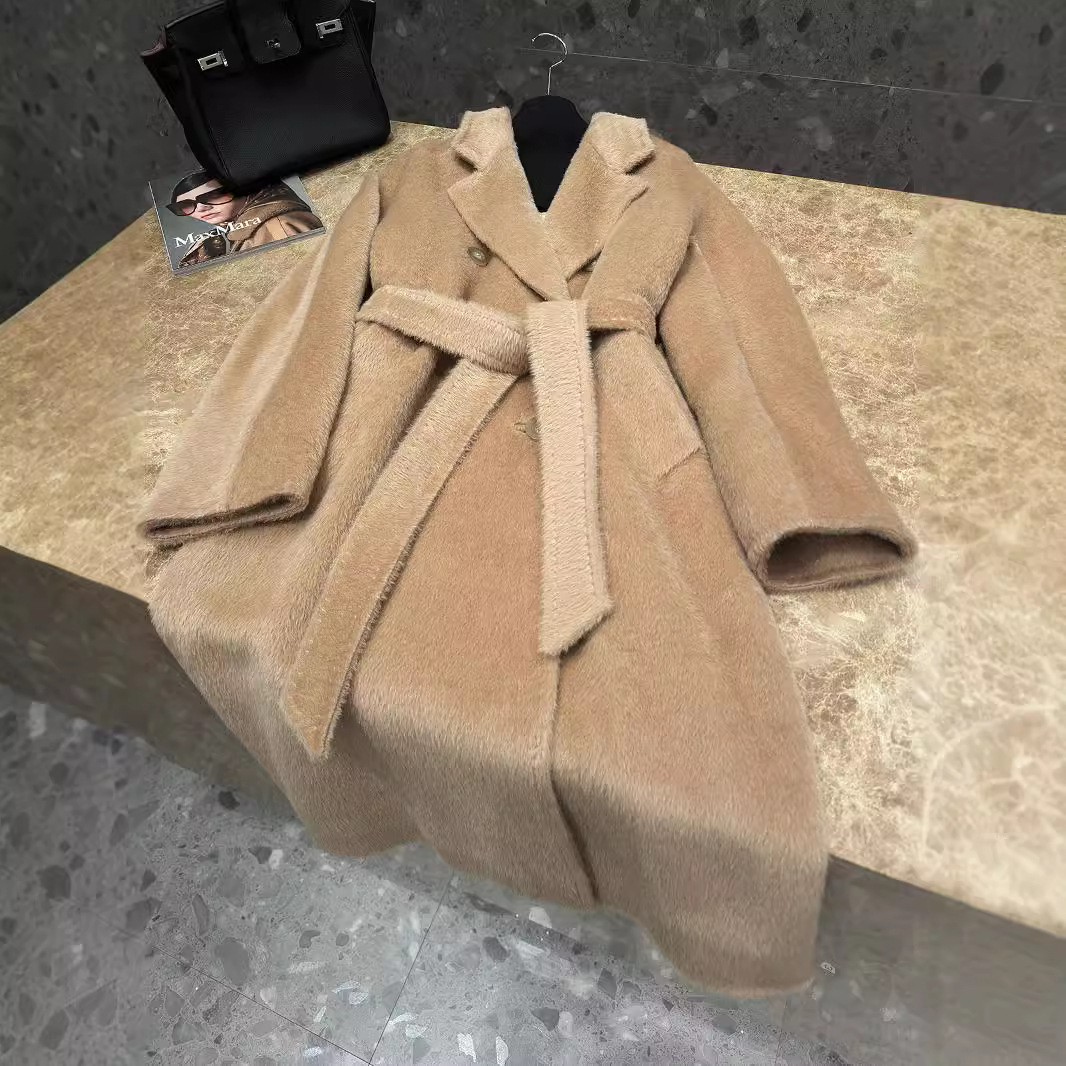 Long women's coat made of alpaca wool, handcrafted