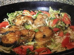 Đun nóng 2 muỗng canh dầu ăn, cho dưa bắp cải chua cho vào chảo nóng có dầu, xào cho se lại rồi cho cà chua vào xào cùng. Nêm 1 muỗng canh nước mắm và 1 muỗng cà phê hạt nêm cho vừa miệng. Sau đó, cho cá vào xào cùng, đảo đều và nhẹ để cá không bị nát và ngấm hòa quyện đều gia vị và dưa chua. Cuối cùng, cho thì là vào, đảo đều tắt bếp.