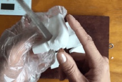 Cùi dừa chọn không nên quá già để mứt làm ra được hơi dẻo để dễ tạo hình. Đêm cùi dừa gọt sạch lớp vỏ màu xám, cắt thành các miếng hình chữ nhật, kích thước tùy ý. Sau đó, dùng dao cắt thành những lát mỏng nhưng không cắt rời (hình cánh quạt).