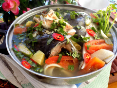 Canh chua đầu cá hồi với vị chua ngọt và béo của đầu cá sẽ là món canh rất bổ dưỡng và ngon miệng cho mọi người trong gia đình mình cũng như bạn đấy. Cùng thực hiện ngay nhé!