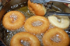 Cán bột dày 7mm, cắt tạo hình mình dùng khuôn cắt bánh donut hoặc bạn có thể dùng nắp chai nước suối cắt tạo lỗ cho bánh cũng được, ủ ấm 40 phút. Đem chiên vàng, vớt ra để ráo dầu.