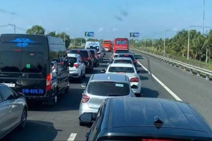 Xe khách bốc cháy trên đường cao tốc TPHCM - Trung Lương, giao thông ùn tắc - Báo Sài Gòn Giải Phóng