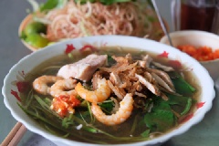 Bày trí bún nước lèo: Nước lèo khi ăn phải luôn sôi. Chần bún tươi vào nước lèo rồi cho vào tô, thêm cá, đầu cá, tôm (cũng trụng cho thật nóng), sau đó chan nước lèo rồi rắc bì heo trộn thính gạo lên trên. Các loại rau sống thường ăn kèm bún nước lèo như giá đỗ, hẹ, rau muỗng và bắp chuối. Ngoài ra, bún nước lèo tròn vị hơn khi vắt ít chanh, cho thật nhiều ớt bằm và ăn cùng rau răm, húng cây nhé.