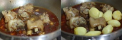 Cho gừng băm, tỏi băm, 20g đường và sốt tương đậu vào đảo đều cho thơm. Chế nước tương, rượu nấu ăn và một lượng nước xâm xấp mặt giò rồi hầm ở lửa nhỏ. Ngay khi móng giò chín mềm thì thả khoai tây đã gọt vỏ, rửa sạch vào om đến khi khoai chín, móng giò mềm mụp thấm vị thì tắt bếp.