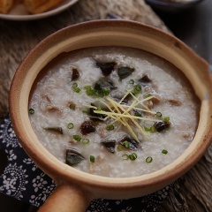 Bóc bỏ vỏ trứng bắc thảo, cắt nhỏ rồi cho chung vào nồi cháo thịt bằm, nêm nếm thêm với 1 muỗng cà phê hạt nêm cho vừa ăn. Trước khi dùng cháo thịt bằm, cắt gừng thành nhiều sợi nhỏ và rắc thêm ít hành lá cắt nhỏ bên trên vừa tạo mùi thơm vừa làm cho món cháo thêm bắt mắt.