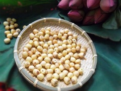 Chuẩn bị 200g hạt sen tươi, dùng tăm nhọn xuyên từ đầu nọ sang đầu kia bỏ tâm sen. Rửa sạch hạt sen rồi để ráo. Xay hạt sen làm 2 lần, mỗi lần 100g hạt sen. Cứ 100g hạt sen xay cùng 1 lít nước.