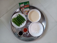 Đậu bắp cắt bỏ đầu, đuôi. Rửa sạch để ráo. Cho bột gạo vào tô cùng hạt nêm nấm hương Knorr và nước, khuấy tan đều.