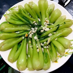 Nấm sau khi ngâm xong các bạn bóp với chút muối hoặc rượu trắng để khử mùi rồi rửa lại vài lần với nước, lấy dao cắt hình dấu cộng ở đầu nấm để dễ ngấm gia vị và đẹp mắt hơn. Nấu một nồi nước nhỏ, khi nước sôi bỏ nấm vào luộc sơ khoảng 2 phút, vớt nấm ra và vắt thật khô. Nấu nồi nước sôi, trụng cải thìa khoảng 3 phút (không trụng quá lâu tránh làm rau mất độ giòn), vớt rau ra rồi ngâm vào thau nước lạnh khoảng 5 phút, vớt ra rổ để ráo. Cho 1 thìa dầu ăn phi nửa phần tỏi băm, khi tỏi ngả màu vàng thì tắt bếp, cho nhanh rau vào đảo đều cho thơm, xếp rau ra đĩa như hình bên dưới.