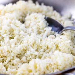 Bắc chảo lên bếp, đun nóng dầu olive rồi cho bông cải vào xào chín, nêm thêm muối và tiêu là hoàn thành. Bạn biết không, việc thay thế “cơm” bằng bông cải trắng là một lựa chọn hoàn hảo, tạo nên một món cơm vừa ngon mà lại thanh đạm, rất tốt cho sức khỏe đấy.