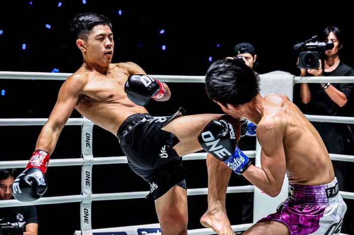 Cận cảnh cú đá trị giá 10.000 USD khiến võ sĩ Nhật Bản thua ngay lập tức - Báo VTC News