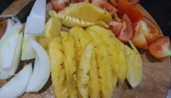Rửa sạch xương gà, nấu sôi 3 lít nước cho xương gà vô hầm, vớt bọt cho nước dùng trong. Trong lúc hầm xương thì đi sơ chế rau củ: thơm cà chua, hành tây rửa sạch cắt lát, rau sống lặt rửa sạch. Hầm xương gà được 20 phút thì cho thơm, cà chua, hành tây vô hầm thêm 10 phút.