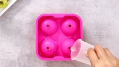 Thạch trái cây pha lê: Cho vào nồi 200ml nước, 30gr đường và 3gr bột jelly, khuấy tan và nấu sôi thì tắt bếp. Chuẩn bị các khuôn tròn sillicon có trái cây cắt nhỏ như mít, kiwi và dưa hấu. Đổ nước rau câu vừa nấu vào khuôn. Để thạch đông hoàn toàn trong khoảng 30 phút.