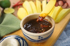 Mắm ruốc chấm xoài, cóc, ổi, mận, ... đều ngon hấp dẫn. Ngoài ra, mắm ruốc chấm xoài còn có thể dùng ăn với cơm nóng, nhất là cơm cháy sẽ rất tuyệt vời.