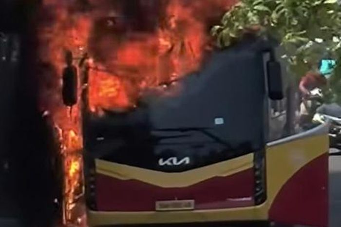 Clip: Cháy xe khách dữ dội gần tòa nhà Mường Thanh Khánh Hòa - Báo Người Lao Động