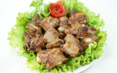 Xếp xà lách lên đĩa, gắp từng miếng sườn lên trên, trang trí tùy thích và dùng nóng. Món sường vừa mặn, vừa ngọt, mềm mềm ngon sần sật, ăn cùng cơm nóng đảm bảo ngon hết ý.