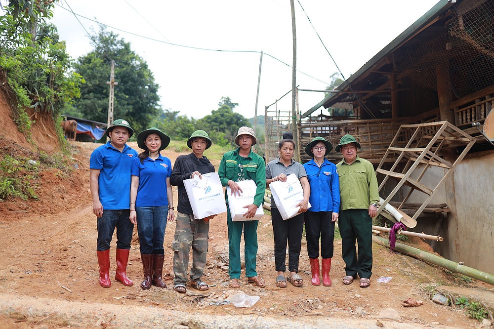Tuổi trẻ Trường Đại học Tây Bắc phát huy tinh thần tình nguyện, xung kích vì cộng đồng, tham gia hỗ trợ khắc phục hậu quả mưa lũ