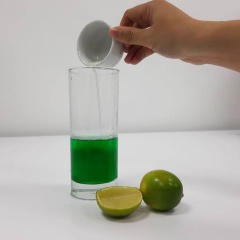 Chuẩn bị một cái ly sạch và cho vào đó 100ml nước soda không đường, 30ml syrup bạc hà Teisseire, 10ml nước đường (hoặc khuấy đều soda với 2 muỗng canh đường cát).