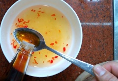 Hành tím thái nhỏ, phơi héo rồi phi cho vàng. Pha thêm nước mắm tỏi ớt để ăn kèm bánh cuốn.