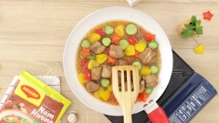 Khi nước sốt hơi sánh lại cho sườn và rau củ vào đảo đều khoảng 5 phút thì tắt bếp.