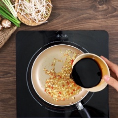 Làm nước chấm: Cho 1 muỗng canh dầu ăn vào chảo để nóng, cho 1 muỗng canh tỏi băm, 1 muỗng canh ớt băm vào phi thơm, tiếp theo cho 3 muỗng canh nước tương, 1 muỗng canh đường, 1 muỗng canh tương cà, 1 muỗng canh tương ớt, khuấy đều cho tan hỗn hợp. Đợi sôi lại thì tắt bếp để nguội.