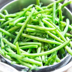 Đậu que lặt sạch, tước xơ, rửa sạch. Đun sôi một nồi nước, thả đậu vào luộc khoảng 5-8 phút, xả đậu que với nước đá để đậu que được xanh giòn. Vớt ra để ráo. Trong lúc đó trộn đều nước màu, muối, tiêu, tỏi băm, gừng băm, mật ong, sốt samba, dầu mè lại với nhau. Đun nóng chảo, cho phần sốt vào.